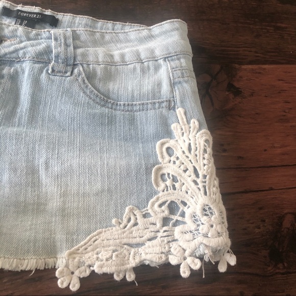 Denim shorts with lace trim light wash - Picture 6 of 8